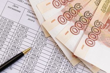 Российские пятитысячные рублевые купюры на графике погашения банковского кредита - sergeycanon
