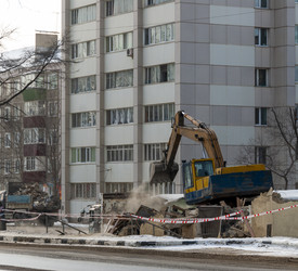 Экскаватор ломает старый дом. An excavator breaks down an old house.(Сахалин. Sakhalin. (marka) - marka