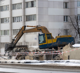 Экскаватор ломает старый дом. An excavator breaks down an old house.(Сахалин. Sakhalin. (marka) - marka