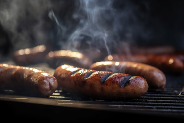 Сосиски на гриле. Темное пищевое мясо. Генерировать искусственный интеллект - yliv