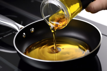 Наливаем масло на сковороду. Продукт для приготовления пищи. Генерировать искусственный интеллект - yliv