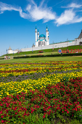 Панорамный вид на казанский кремль и мечеть кул шариф - gumbao