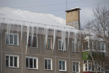Сосульки на крыше и на балконах жилого дома. Icicles on the roof and balconies of an apartment building. (marka) - marka
