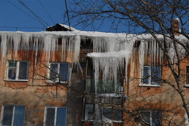 Сосульки на крыше и на балконах жилого дома. Icicles on the roof and balconies of an apartment building. (marka) - marka