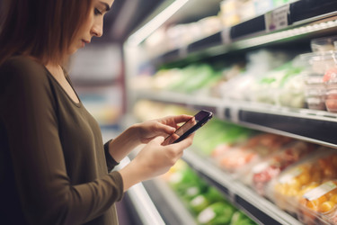 Женщина звонит в продуктовый магазин за едой. Генерировать искусственный интеллект - yliv