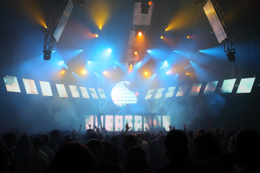 МОСКВА - 8 ДЕКАБРЯ: ДИ-джей играет музыку для людей в GLOBALCLUBBING - paha_l