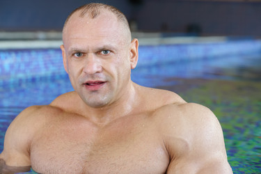 крупный план культуриста средних лет, стоящего в бассейне - paha_l