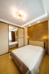 Modern bedroom with closet, large mirror and chandelier - paha_l