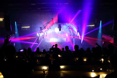 МОСКВА - 8 ДЕКАБРЯ: Толпа развлекается на интеллектуальных играх GLOBALCLUBBING - paha_l