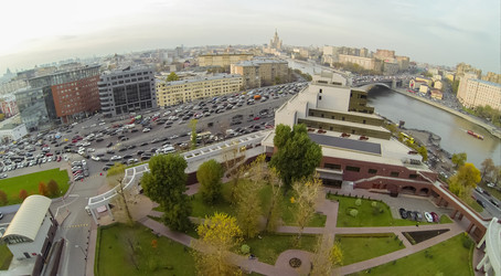 автомобильная пробка на шоссе, пересекающем реку, вид с - paha_l