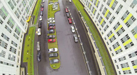 автомобили на парковке в дождливый день в жилом комплексе. вид с - paha_l