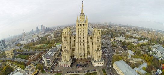 вид с высоты птичьего полета на старый красивый небоскреб, вид с беспилотного летательного аппарата - paha_l