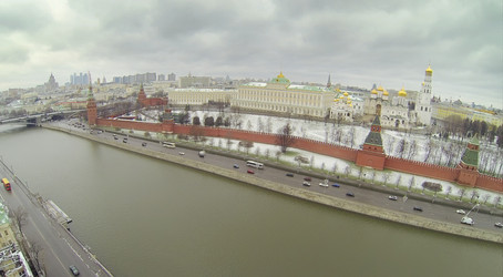 кремлевская набережная на фоне колокольни ивана великого и большого - paha_l