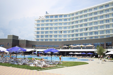 СОЧИ, РОССИЯ - 25 июля 2014 г.: Территория отеля Radisson Blu - paha_l