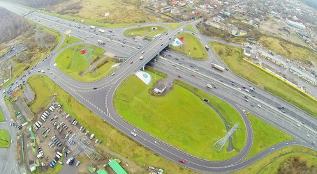 автомобили на мосту абрамцевской эстакады московской кольцевой автодороги - paha_l
