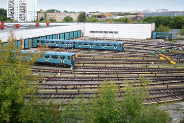из ворот депо выезжают два поезда городского метрополитена - paha_l