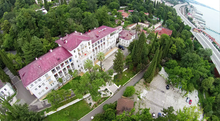 россия, хоста - 20 июня 2014 г.: городской пейзаж со зданием - paha_l