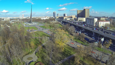 городской пейзаж москвы в солнечный день. вид с беспилотного квадрокоптера - paha_l