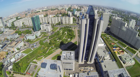 россия, москва - 16 мая 2014 года: городской пейзаж с небоскребом в - paha_l