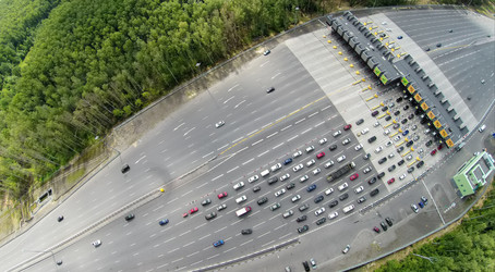 россия, москва - 5 июля 2014 г.: вид сверху на движение на дороге в - paha_l