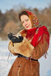 молодая улыбающаяся женщина, одетая в шубу из овчины и - paha_l