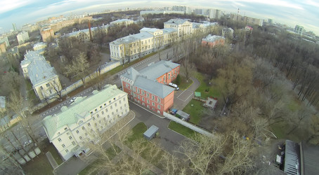городской пейзаж со зданиями и множеством деревьев осенью - paha_l