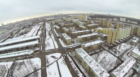 городской пейзаж с заснеженными улицами в пасмурный день, - paha_l