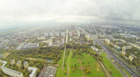 панорама москвы, россия, в пасмурный день. вид с беспилотного летательного аппарата - paha_l