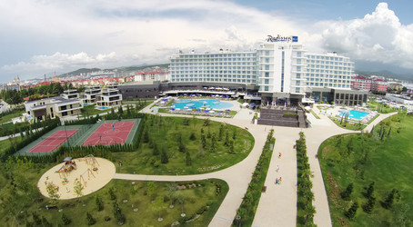 РОССИЯ, СОЧИ - 25 июля 2014 года: Комплекс отеля Radisson Blu - paha_l