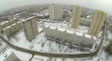 вид с высоты птичьего полета на район многоквартирных домов и улиц - paha_l