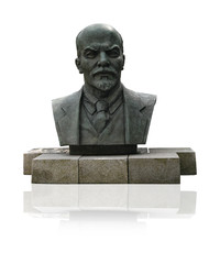 Бронзовый бюст Ленина у входа в музей Шалаша в Сестрорецке, Санкт-Петербург, Россия - Prokrida