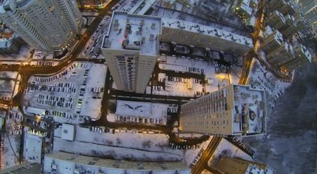 вечерний городской пейзаж с высокими зданиями и уличным освещением - paha_l