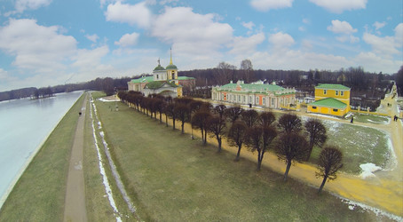 Пруд и здания музея-усадьбы Кусково, Москва, Россия - paha_l