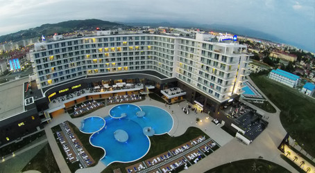 РОССИЯ, СОЧИ - 26 июля 2014 года: Бассейн в отеле Radisson Blu - paha_l