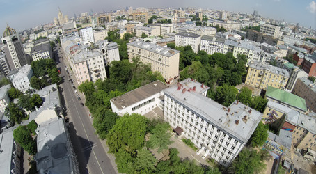 Вид с высоты птичьего полета на городской пейзаж с дорожным движением на Поварской улице - paha_l