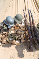 винтовки, боеприпасы и каски лежали на поленнице - paha_l