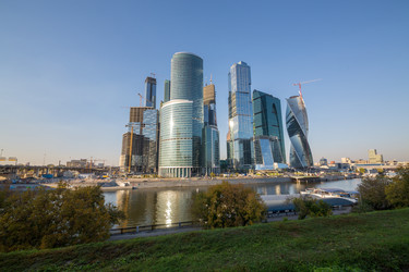Городской пейзаж небоскребов комплекса "Москва-Сити" вечером - paha_l