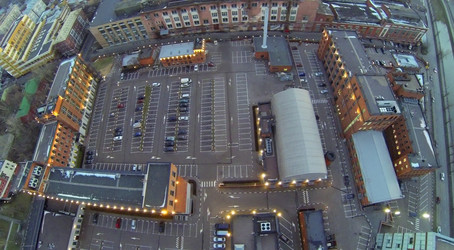 автомобили на парковке во дворе среди зданий зимой. вид с высоты птичьего полета - paha_l