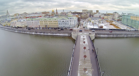 лужковский мост на остров балчуг в москве, россия, вид с высоты птичьего полета - paha_l
