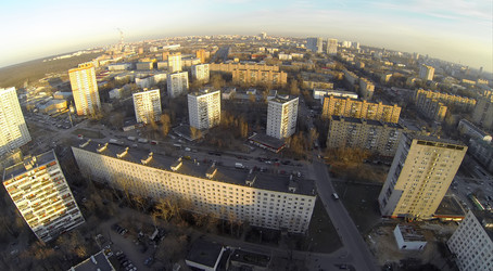Вид с высоты птичьего полета на городской пейзаж с крышами многих домов и строений - paha_l