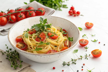 Вкусные спагетти со свежими помидорами и зеленью подаются в миске - RomanZ