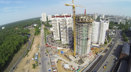 россия, москва - 19 мая 2014 года: строители работают на стройке - paha_l