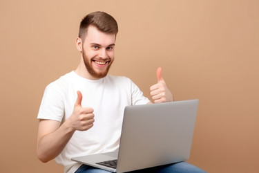 Улыбающийся человек компьютером. Счастливый вебинар. Создать ИИ - yliv