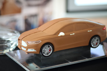 россия, москва - 4 декабря 2014 г.: миниатюрный автомобиль на столе в - paha_l