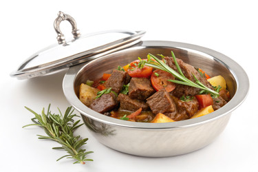 пикантное рагу из говядины с овощами подается в серебряной миске - RomanZ