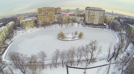 егерский пруд в зимний пасмурный день в москве, россия, вид с высоты птичьего полета - paha_l