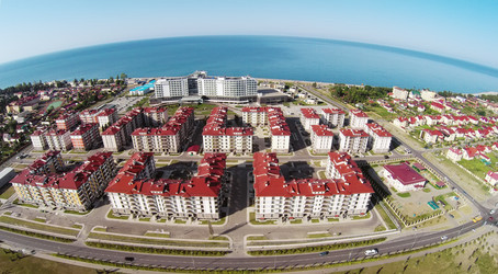 россия, сочи - 30 июля 2014: уличное движение возле городского отеля - paha_l