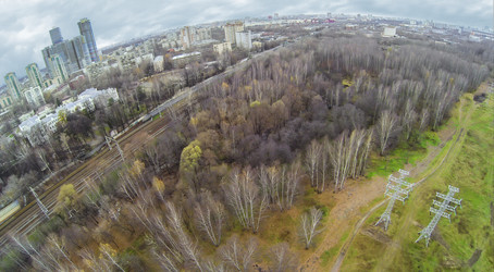 городской пейзаж с железнодорожными путями проходит рядом с городскими зданиями рядом - paha_l