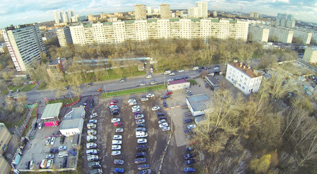 автомобили на парковке в жилом районе города. вид с - paha_l
