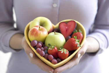 Woman bowl heart fruits органический. Генерировать искусственный интеллект - yliv
